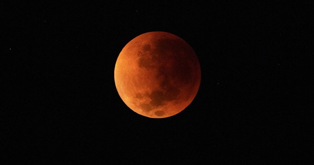 Photos: Total lunar eclipse bathes Moon in red – Al Jazeera English