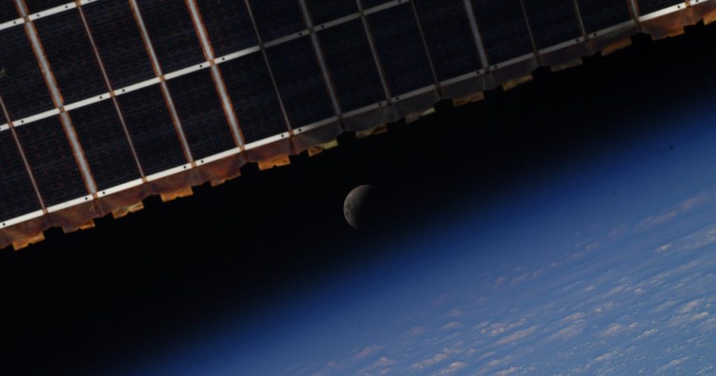 See Astronaut's Sublime Shot of Total Lunar Eclipse Snapped From the ISS – CNET