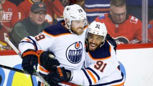 Oilers score four unanswered, even series with Game 2 win over Flames – TSN