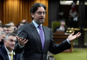 Party divide prompts 2 Ontario MPs to switch allegiances in Conservative leadership