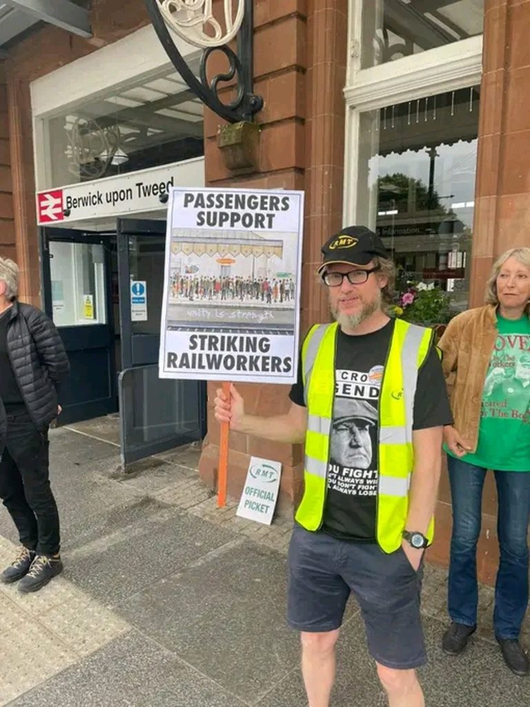 UK’s biggest rail strike in 30 years hits commuters hard UK’s biggest rail strike in 30 years hits commuters hard