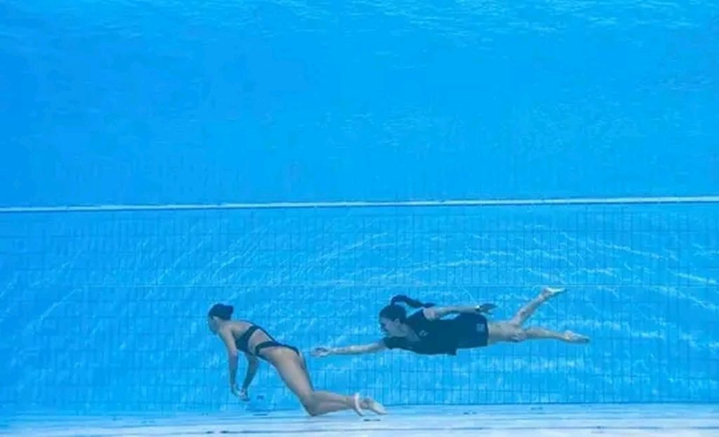 Anita Alvarez US swimmer faints mid-routine at the World Championships