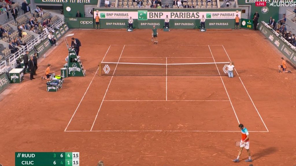 (VIDEO) Protester ties herself to net causing long delay in Ruud-Cilic French Open semi-final – TennisUpToDate.com