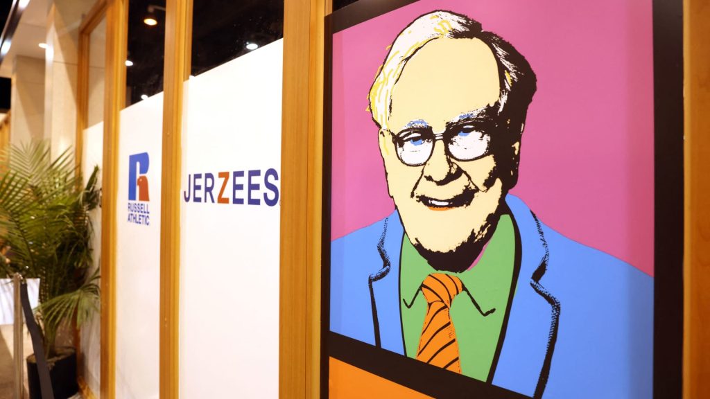 Berkshire Hathaway reports operating earnings surge, but posts big investment loss amid market rout – CNBC