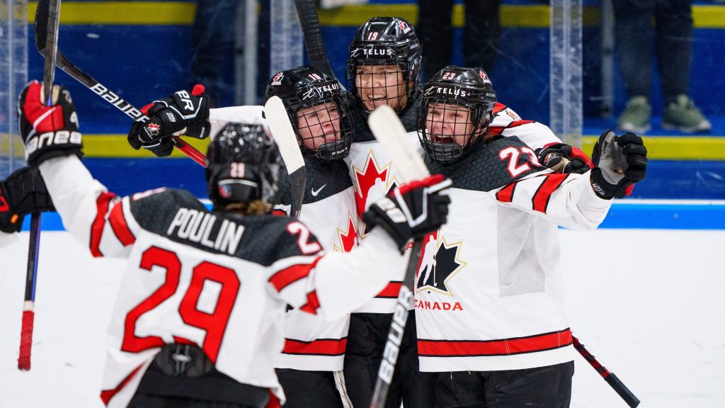 Canada defeats U.S. to capture gold at women's hockey worlds – CBC Sports