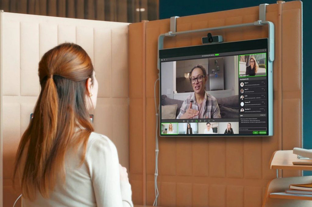 LG Libero monitor can hang from office cubicles to free up desk space