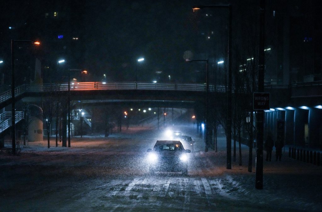 Southern B.C. snowstorm halts flights at Vancouver airport, creates travel chaos