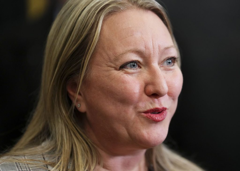 Federal public servants to start returning to office next month with hybrid system