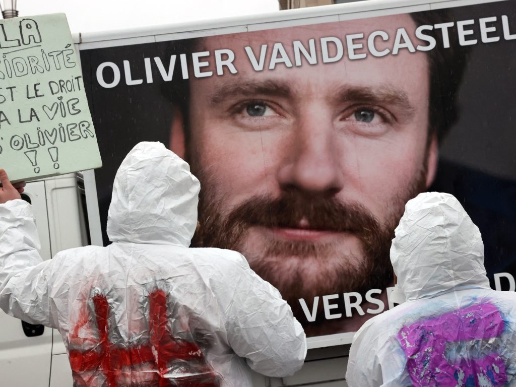 Iran indicts two French nationals for spying