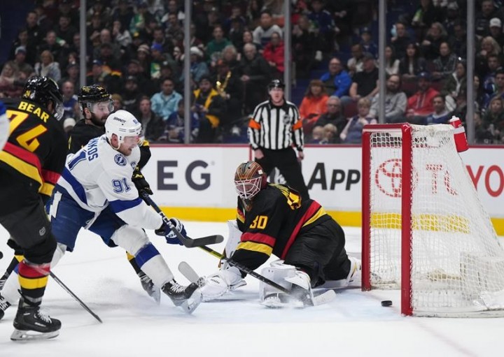 Tampa Bay Lightning defeat Vancouver Canucks