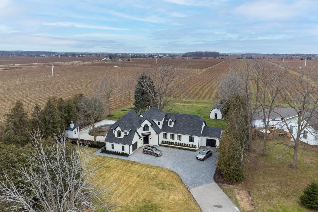 House of the Week:  million for a Niagara-on-the-Lake home with a saltwater pool and a barn out back – Toronto Life