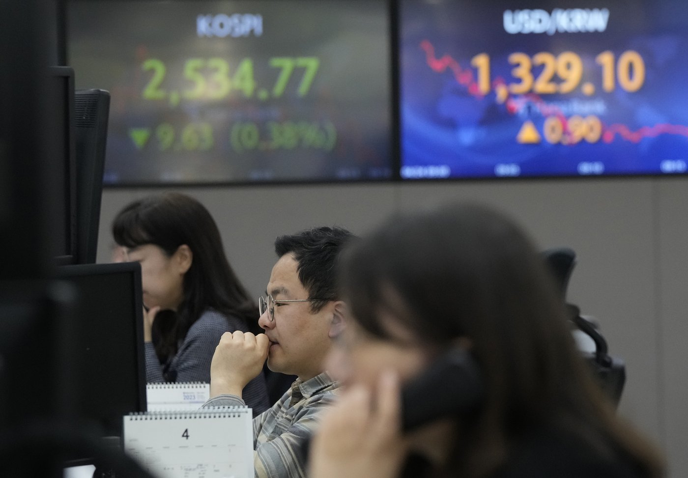 Asian stocks mixed ahead of US data