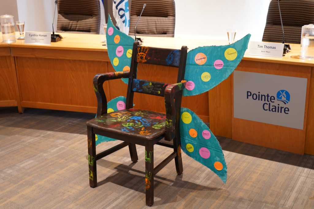 The City of Pointe-Claire receives its Generations’ Chair during a City Council meeting