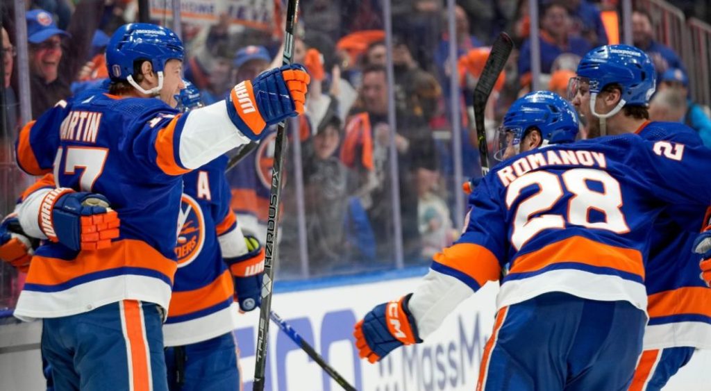 Islanders score four fastest goals in playoff history, top Hurricanes in Game 3