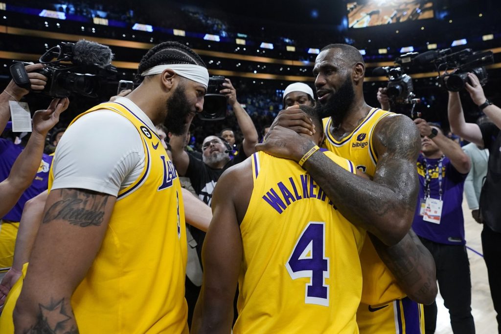 Lakers beat Warriors for 3-1 lead; Heat push Knicks to brink
