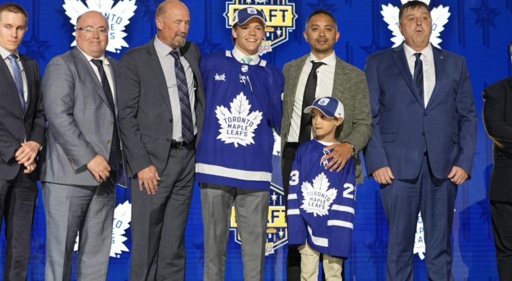 Maple Leafs sign first-round pick Easton Cowan to entry-level contract