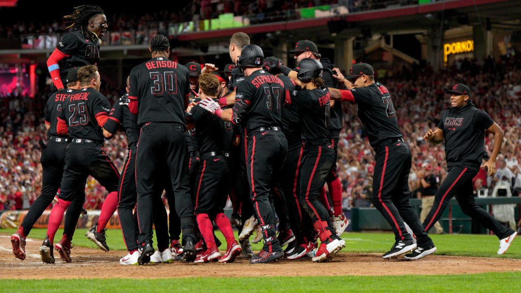 Encarnacion-Strand homers in ninth as Reds beat Blue Jays – TSN
