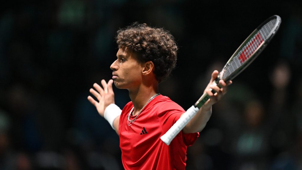 Canada sweeps Italy in opening tie of Davis Cup Finals group stage