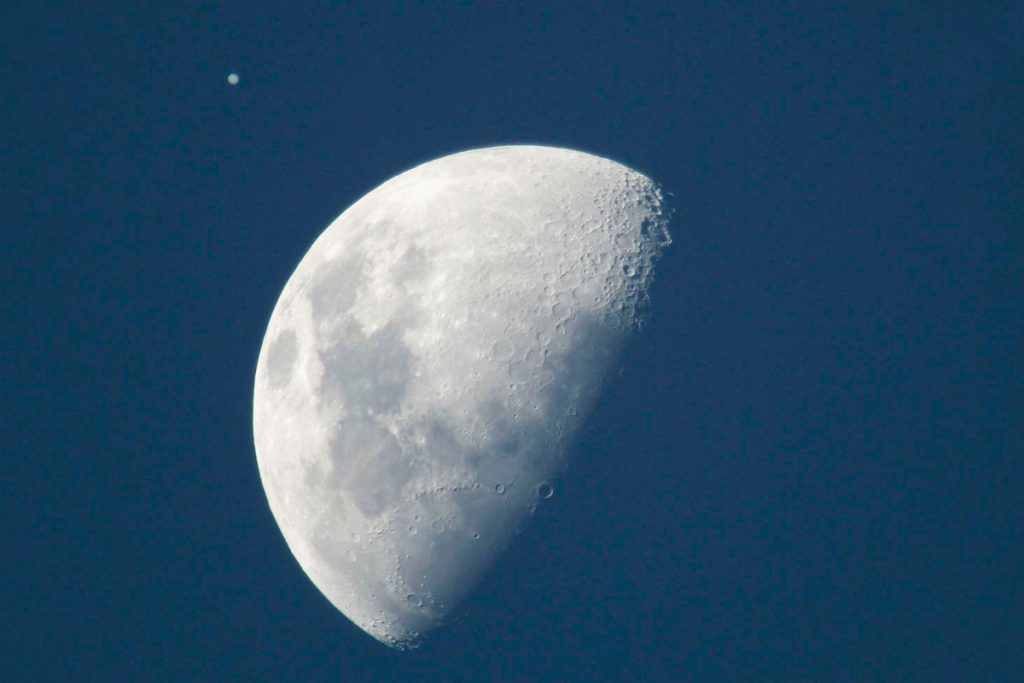 Here’s what bright planet is next to the Moon tonight