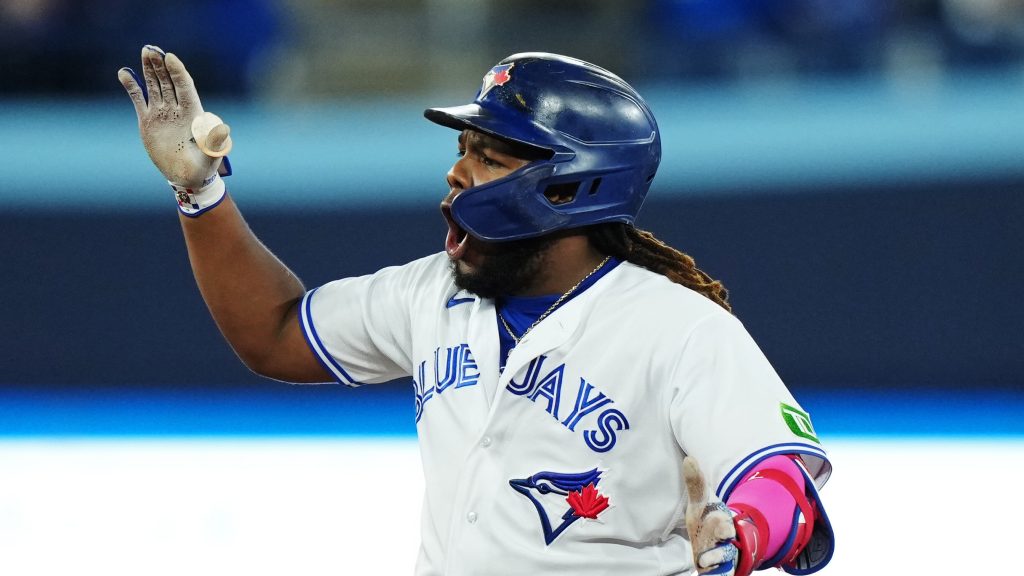 Guerrero Jr., Bichette deliver as Blue Jays beat Royals; move 1.5 up on Rangers – TSN