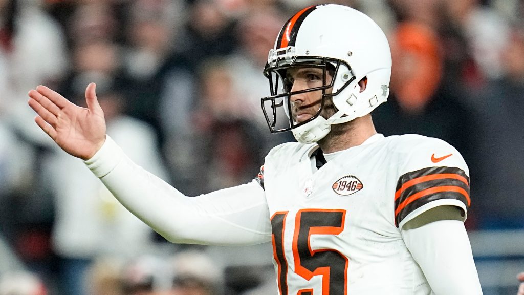 Flacco throws three TDs, Browns clinch playoff spot with win over Jets