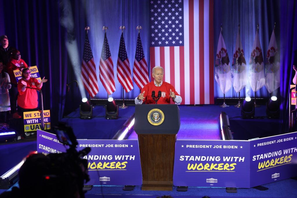 Trump, meeting with the Teamsters, denies criticizing possible border deal over politics – ABC News