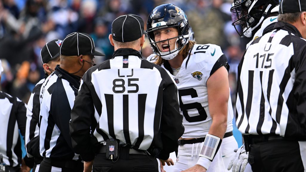 Lawrence stopped short of goal line; Jags miss playoffs with loss to Titans