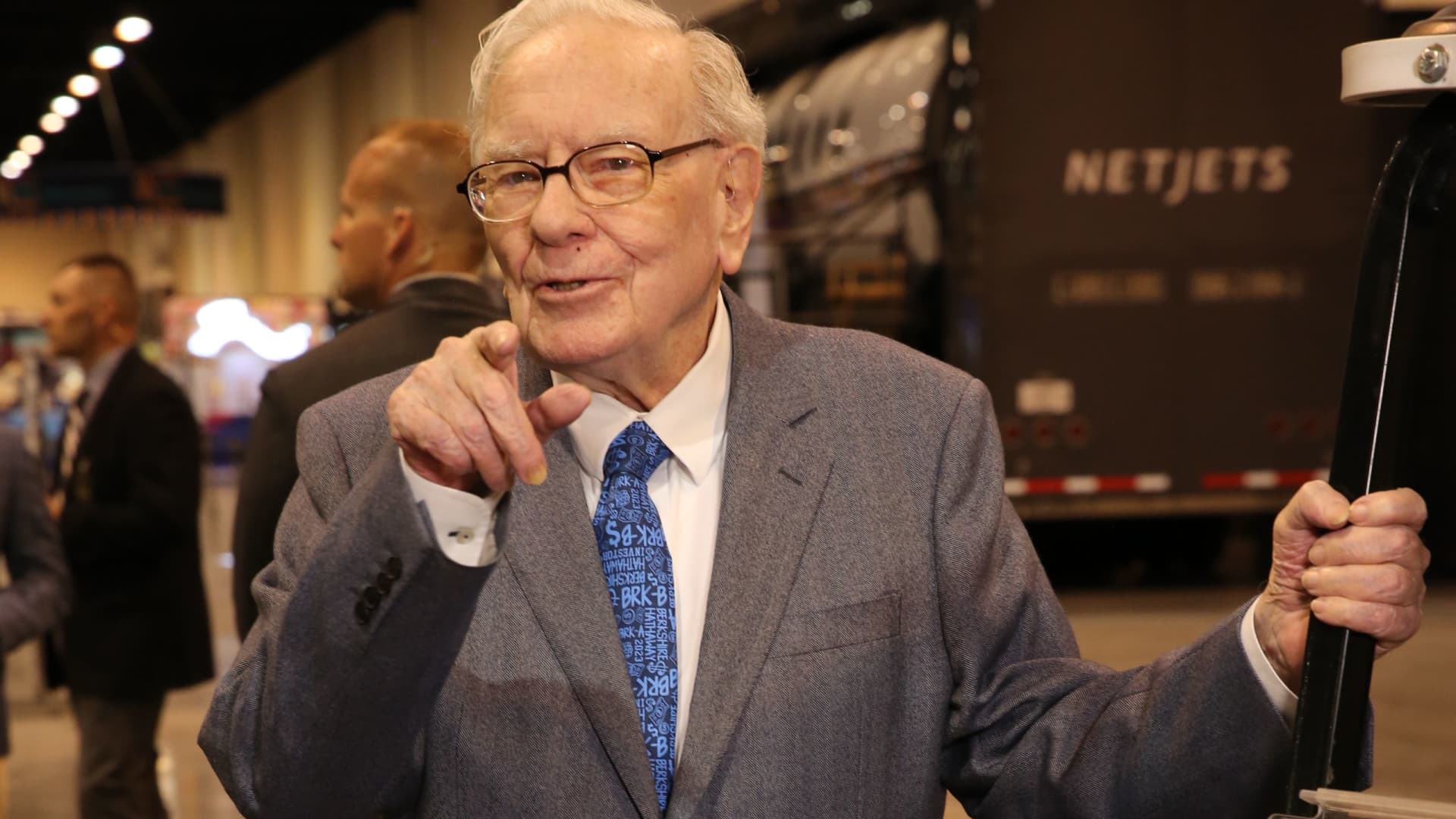 Want to invest like Warren Buffett? Ignore pundits and 'never risk