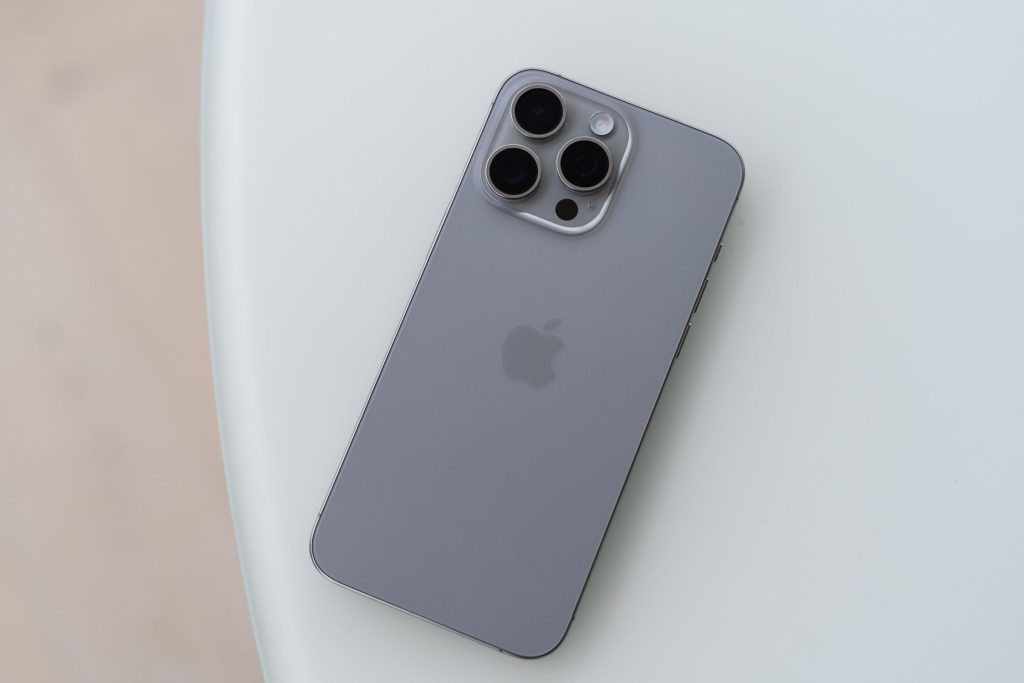 Apple will cut off third-party app store updates if your iPhone leaves the EU for a month – The Verge