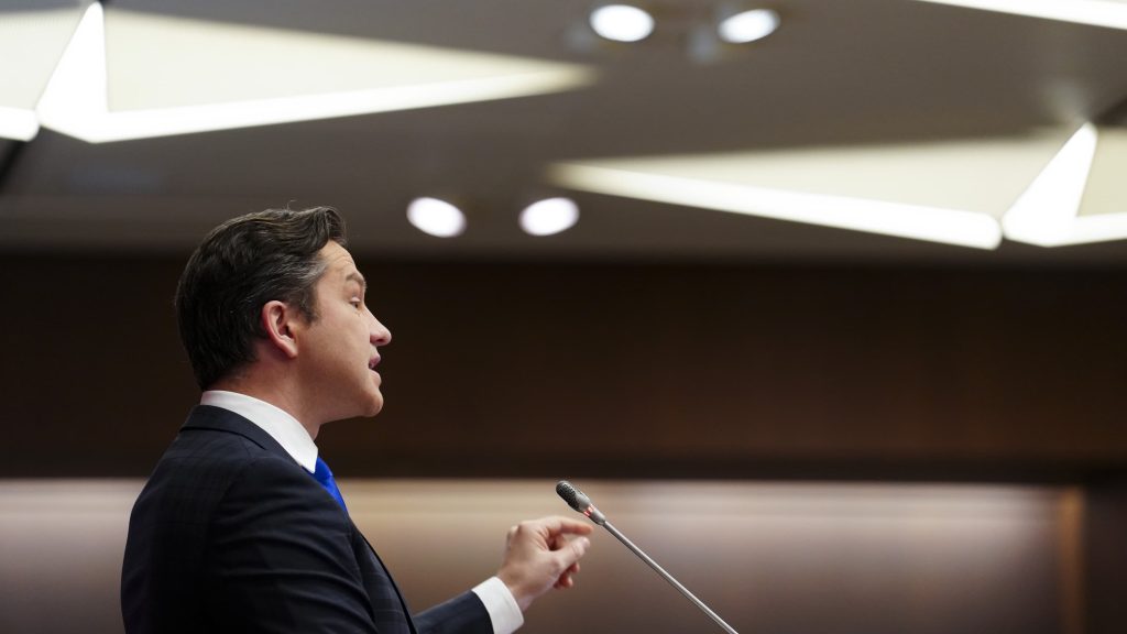 Poilievre wants to topple the Liberal government with a non-confidence motion on the carbon tax – CBC.ca