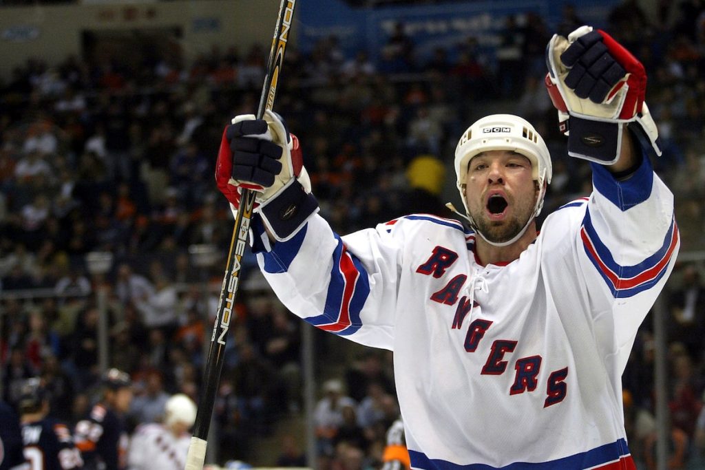 Chris Simon's family says former NHL enforcer died by suicide, 'strongly believes' CTE played role – The Globe and Mail