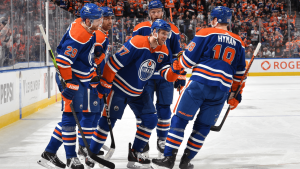 McDavid 'carrying' Oilers, forces way into thrilling NHL scoring race – NHL.com