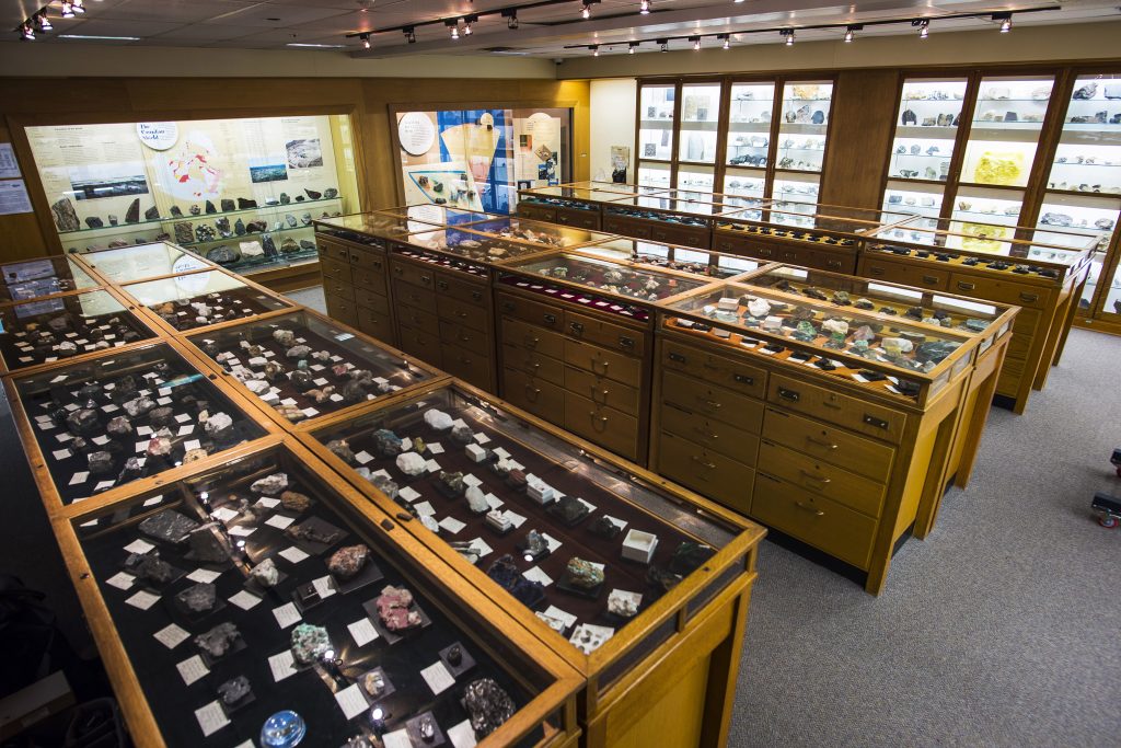 A visit to the Mineralogy and Petrology Collection – University of Alberta