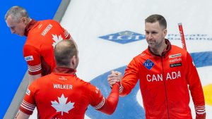 Canada's Gushue tops Norway to clinch playoff spot at men's worlds – TSN Canada's Gushue tops Norway to clinch playoff spot at men's worlds – TSN