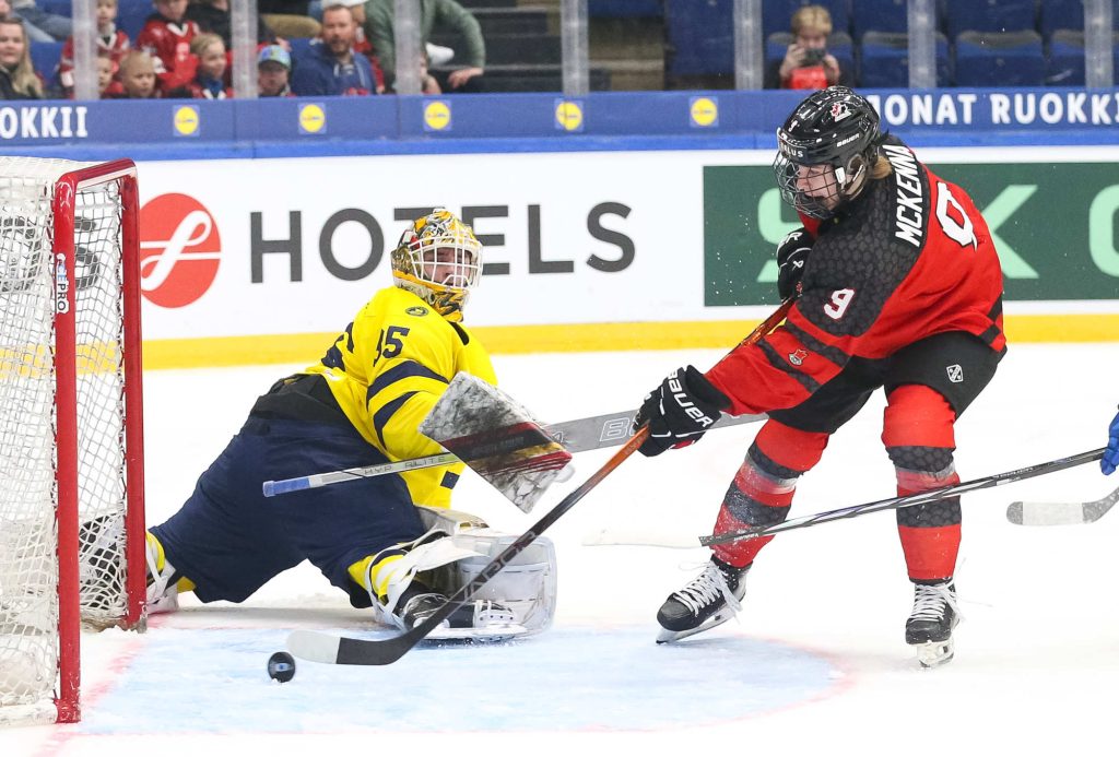 Canada barely hangs on for semi-final win – IIHF
