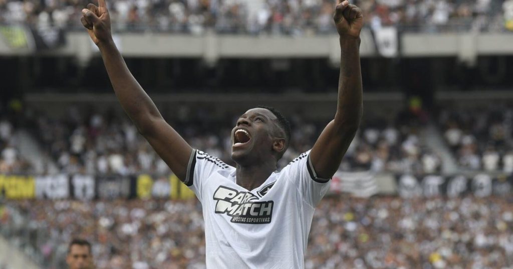 10-man Botafogo wins its first Copa Libertadores title