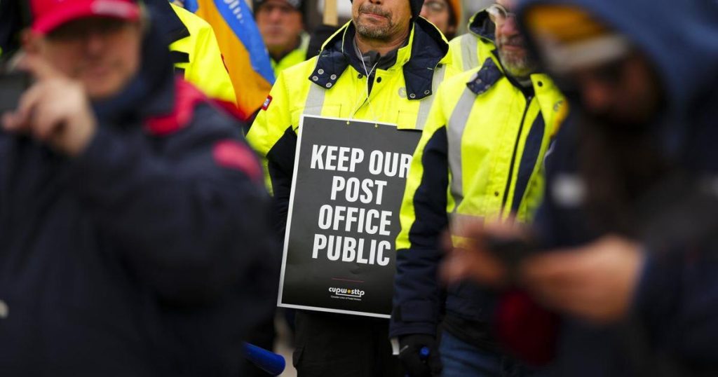 ‘Infuriating’: Wait times grow amid Canada Post strike as backlogs, frustration mount