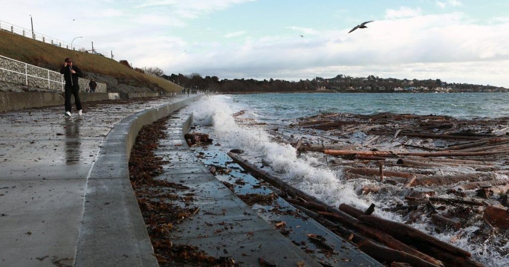 160,000 without power in B.C. amid high winds, storm surge warning issued