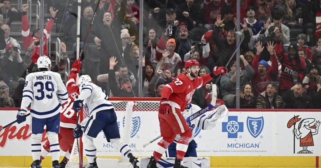 Petry scores a pair as Red Wings beat Maple Leafs 4-2