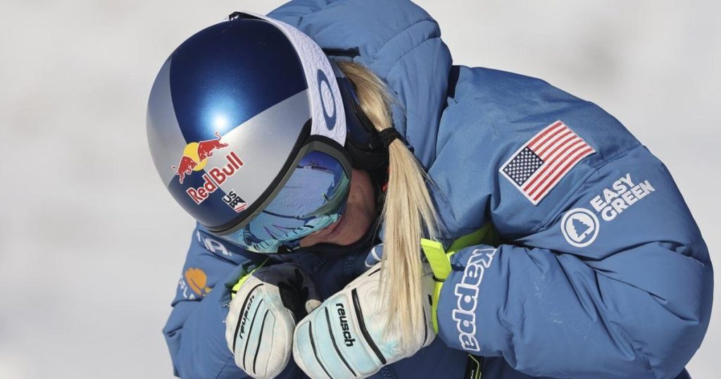 Lindsey Vonn takes a low-risk approach, 14th in her return to World Cup skiing at age 40