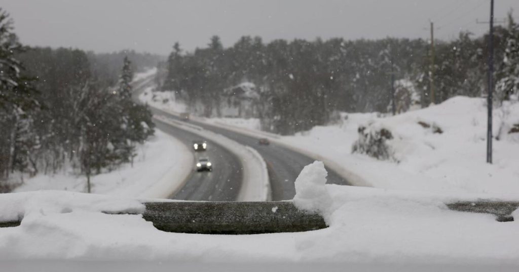 Blast of Ontario snow brings weather warnings, signs of white Christmas