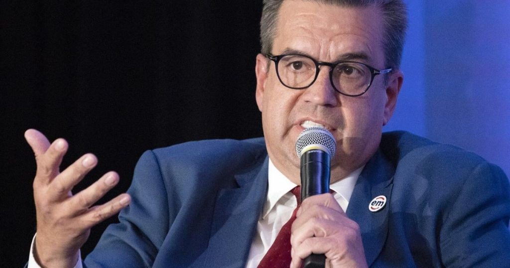 Former Montreal mayor Denis Coderre applies to enter Quebec Liberal leadership race
