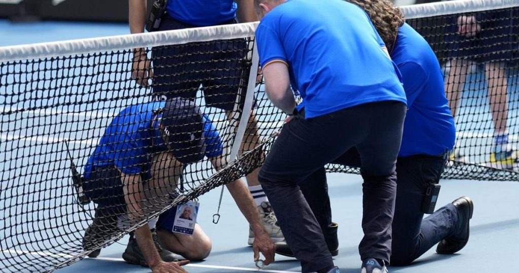 There’s a screw loose at the Australian Open: Sinner’s match against Rune delayed by a net problem