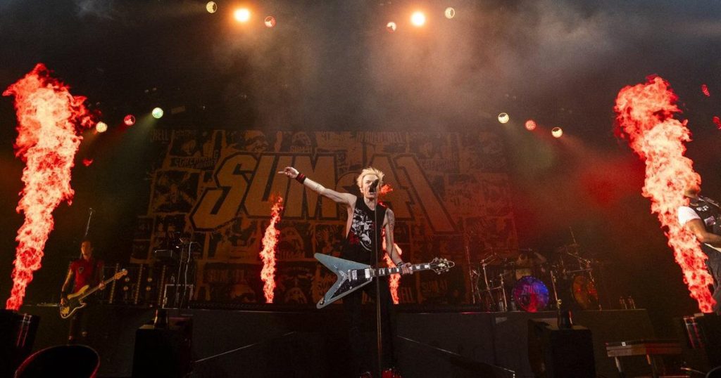 Amid flames, mosh pits and fury, Sum 41 blazes through farewell concert