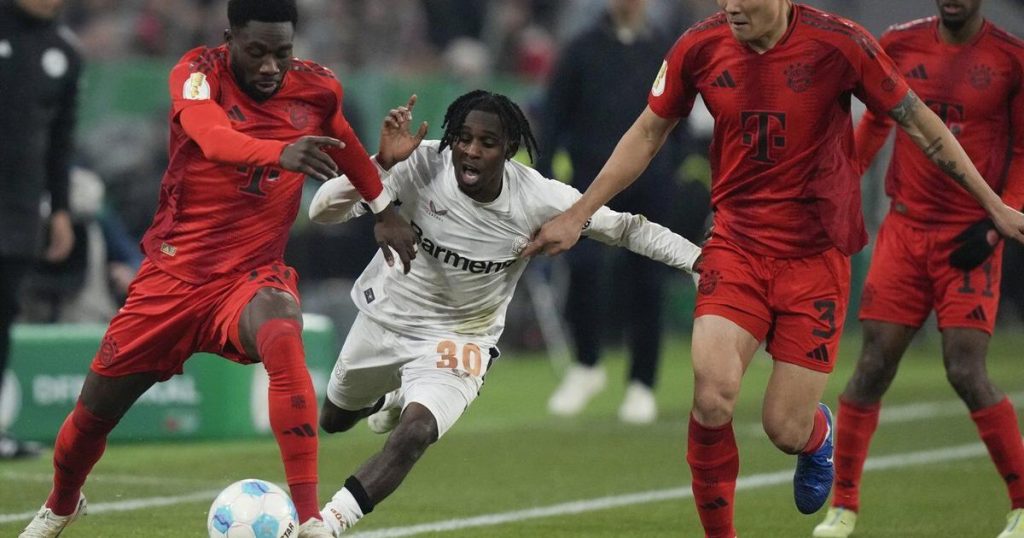 Canada captain Alphonso Davies stays put, re-signs with Bayern Munich