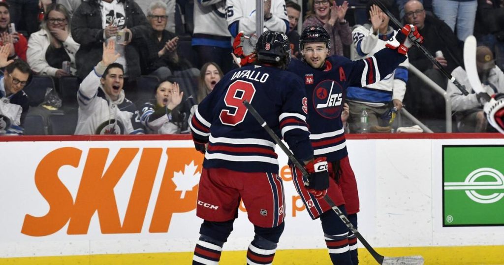 Comrie nets shutout, Jets beat Hurricanes 3-0 for seventh straight win