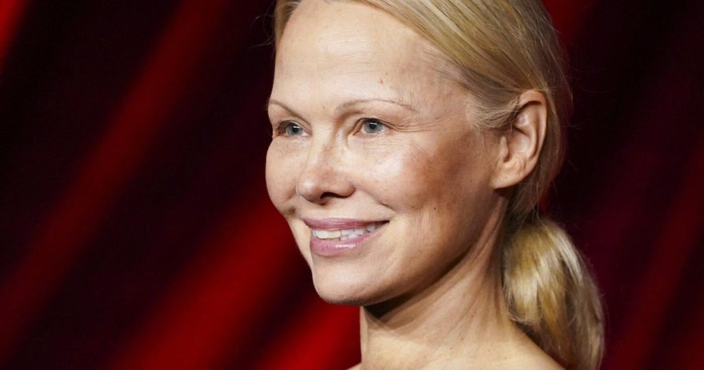 Pamela Anderson, Tom Green and Jason Priestley recall fun, wild, pressure-cooker gig of hosting ‘SNL’