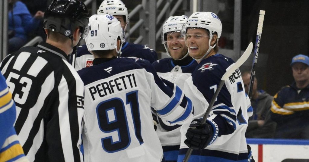 Jets win team-record ninth straight, beat Blues 4-3 in shootout