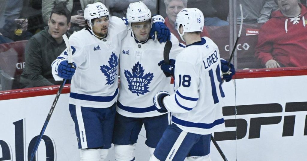 Robertson scores 2 goals in the 2nd period as the Maple Leafs beat the Blackhawks 5-2
