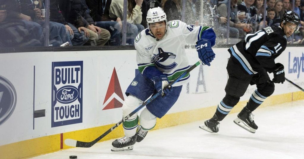 Guenther’s third-period power-play goal lifts Utah past the Canucks 2-1